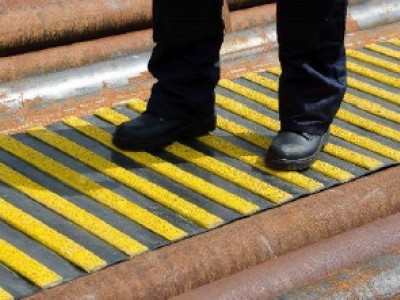 Tubulars Safety, Pipewalker, Short Tread Type, Coarse (1-3mm) Safety Surface, Black/Yellow, 3300 x 700mm.
